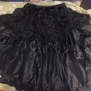 Gothic Kjol - Gammal kjol jag köpte för ett par år sedan på en Thrift butik i Göteborg så har ingen anning vart den kommer ifrån, bandet runt midjan är stretchbart och jag tycker den är rättså mysig att ha på bara att jag inte har haft tiden och ha på den, kjolen är kort där framme och lång för bak som gör den se väldigt fin ut med massa volanger 