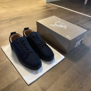 Mörkblå sneakers från Christian Louboutin - Hej! Jag säljer nu mina fräscha marin blå skor i storlek 43😊 Tveka inte att höra av dig om du har någon fundering eller fråga👍(Snabb frakt och snabba svar😁)