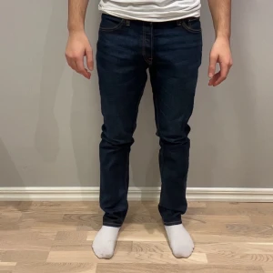 Blå jeans från Jack & Jones - Säljer ett par klassiska blå jeans från Jack & Jones. De har en normal passform och är tillverkade i denim med snygga kontrastsömmar. Perfekta för en avslappnad stil. Pris är diskuterbart.🤩