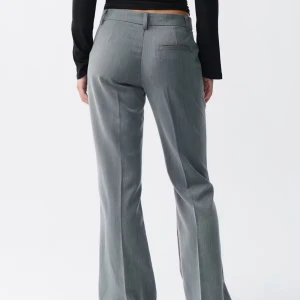 Grå kostymbyxor Gina  - Säljer dehär jättefina gråa kostymbyxorna från Gina som aldrig är använda då de inte passar. De är Lågmidjade med en ficka. Hör av er privat för egna bilder🙏🏻