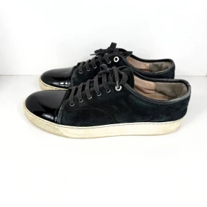 Lanvin Patent Cap Toe Sneaker - Klassiska Lanvin med glansig tå. UK 9 fits 43-44. Skick: 7/10, se bild 3 & 5. Retail: 5,500 SEK.