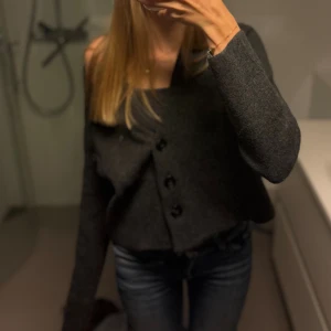 Mörkgrå kofta med knappar  - Säljer en mörkgrå kofta med v ringning från Zara. Det är i storlek S men skulle säga att den passar som XS. Koftan är aldrig använd och med lappen kvar.