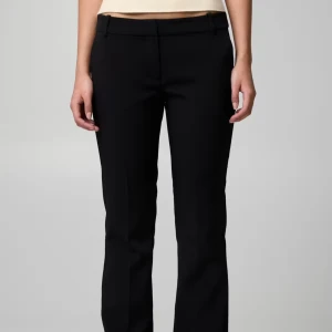 Populära kostymbyxor bikbok - Snygga svarta kostymbyxor med bootcut form och låg midja. Modellen Vera och är i storlek 34. Säljer då dom ej kommer till användning.Inersta benlängd är 83cm och midjemått är 70cm. Skriv för fler frågor eller bilder!!🩷