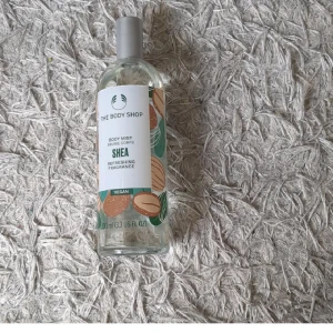 Shea Body Mist - Fräsch body mist med shea från The Body Shop. Vegansk formula och 100 ml flaska. Perfekt för dig som vill ha en lätt och uppfriskande doft i vardagen. Typ helt ny.