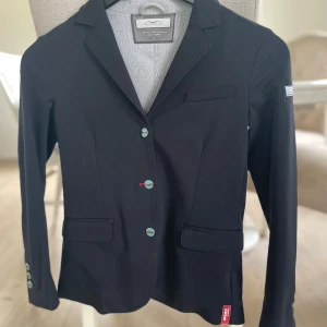 Animo kavaj - Super fin Animo tävlingskavaj i stl: 10år Jätte fint skick, tvättas självklart innan försäljning!