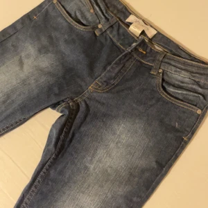 Vintage Mörkblå jeans f - Snygga mörkblå jeans från Jfh Denim för Ellos med klassisk femficksdesign, kontrastsömmar och läderpatch bak. Jeansen har en rak passform. Skriv fler frågor funderingar💗