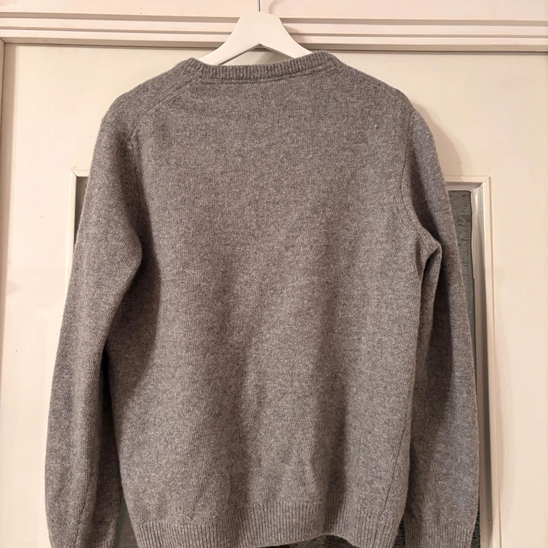 Grå stickad tröja från Lyle & Scott L