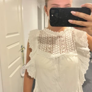 Vit blus med spets och volang - Så fin topp/bluse från mango i storlek xxs men skulle säga att den är mer som en xs-s❤️(har glömt att knäppa knappen där bak) 