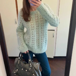 Stickad tröja från Gestuz - Så snygg tröja från Gestuz 🥹🥹 Använd fåtal gånger- köpt för 700kr. Inte mina bilder 