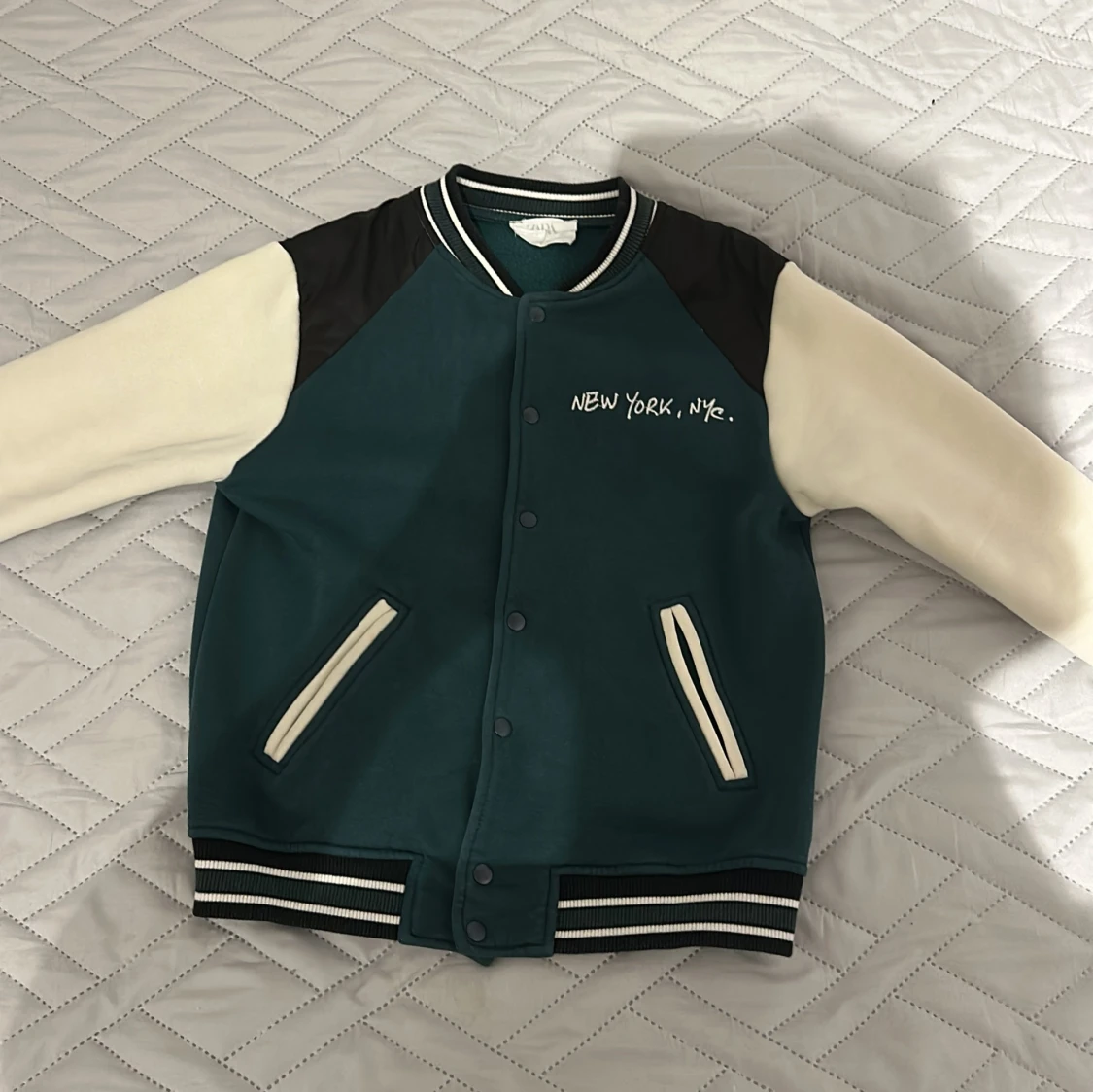 Grön bomberjacka med New York-tryck