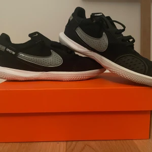 Nike Streetgato svart/silver sneakers - Nike Streetgato sneakers i svart med silverfärgad swoosh och vita sulor.Enbart användas 2 träningar. Priset kan diskuteras vid snabb affär