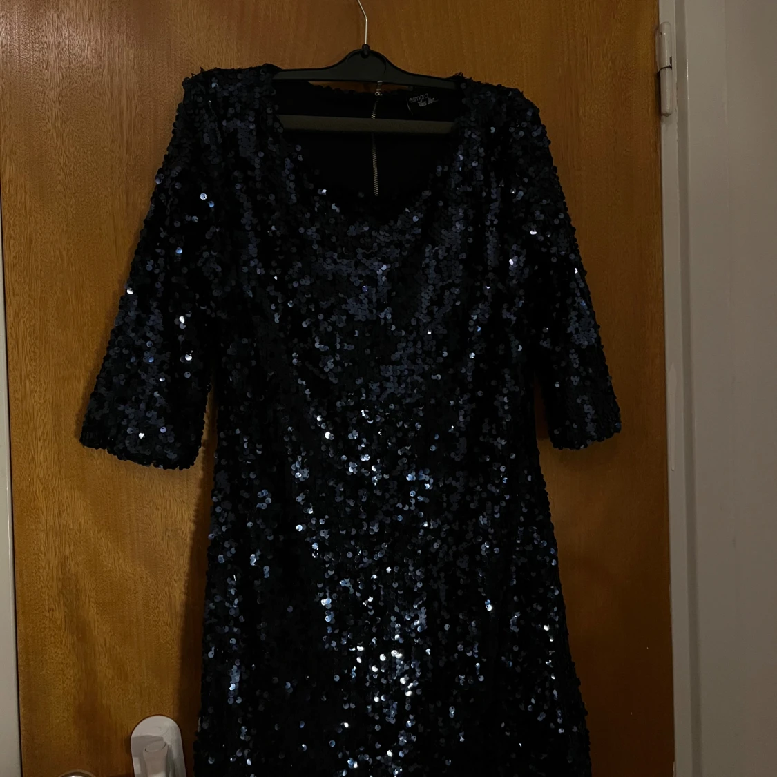 Svart glittrig paljettklänning Esmara