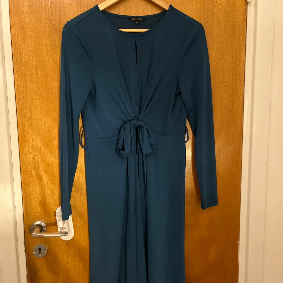 Blå långklänning med knyt från Happy Holly