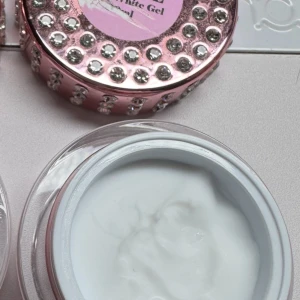  Vit  thick géle från NG & Victoria Vynn - Säljer två burkar nagelgel från NG Starline, en i vit (Thick White Gel),  i lyxiga burkar med strass. Dessutom en vit UV/LED color gel från Victoria Vynn. Perfekt för dig som vill fixa snygga naglar hemma.