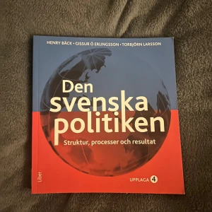 Den svenska politiken: Struktur, processer och resultat - Upptäck hur svensk politik fungerar! Den här boken ger dig en tydlig översikt av strukturer, processer och resultat inom svensk politik. Perfekt för dig som vill förstå samhället och hur beslut tas. Passar både studier och allmänt intresse. Nyskick!