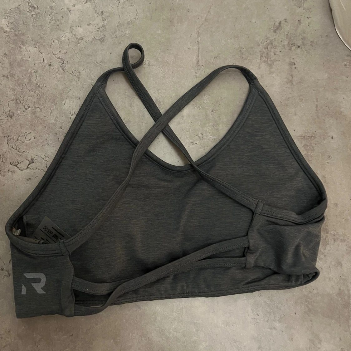 Mörkgrå sport-bh med korsade band - 1