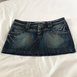 Mörkblå jeanskjol från ONLY - Snygg mörkblå jeanskjol från ONLY i st 34, midjemått 37. Säljer den pga att den var för stor💞 köpt på Plick!