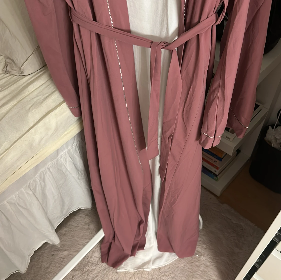 Lång rosa abaja med bälte - 1