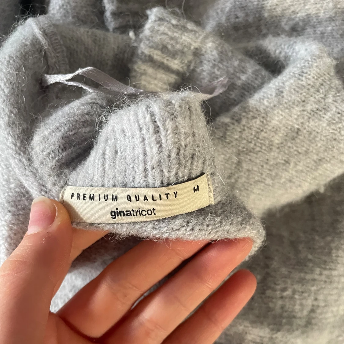 Grå stickad tröja med kort ärm - 4