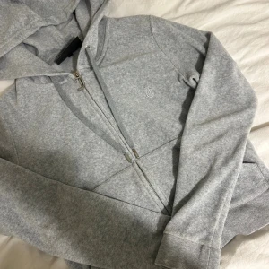 grå juicy couture zip tröja  - - Säljer en grå juicy couture zip tröja  -Storlek xs  -mycket fint skick  🖤lätt och stilren - perfekt för höst och vinter  📦Skickas snabbt och säkert