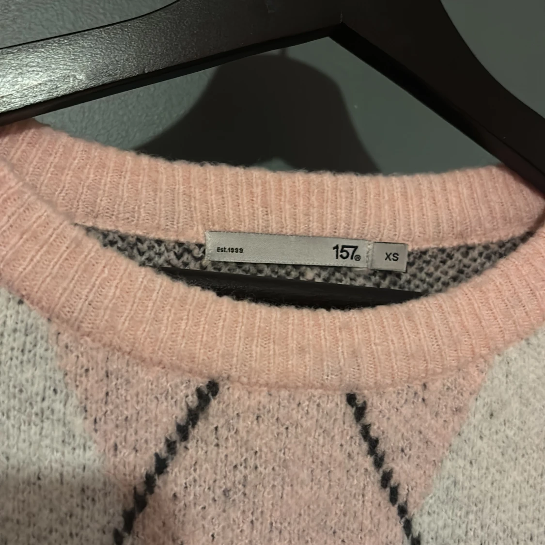 Rutig stickad tröja från 157 i rosa - 1