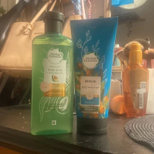 Herbal Essences Pure Aloe & Repair duo - 👏HELT NY KÖPT👏 (råkade beställa) köpt för 85kr tsm!Säljer ett set med Herbal Essences Pure Aloe + Avocado Oil schampo och Repair Argan Oil balsam.