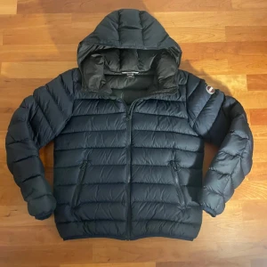 Marinblå dunjacka från Colmar - Säljer min marinblå dunjacka från Colmar i mycket bra skick.Inga fläckar lr defekter.Endast använd 1 säsong.Jackan har en praktisk huva och dragkedja framtill. Perfekt för kalla vinterdagar och höstpromenader. Den är quiltad och håller dig varm och bekväm. Storlek: XS/XXS. Skulle säga att den passar på någon som är mellan 158-170cm. Nypris 3000