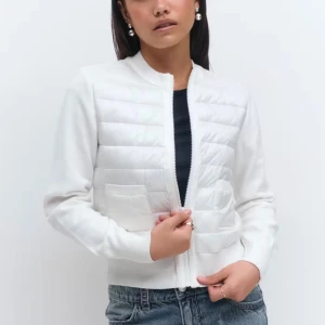 Vit jacka från Gina Tricot - Jättesöt jacka ifrån Gina tricot som tyvärr inte kommer till användning längre 💕💕