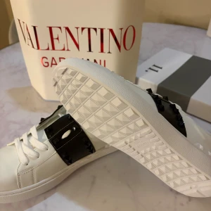 Valentino Rockstud sneakers vit/svart - Snygga Valentino Garavani Rockstud som är helt nya, priset kan diskuteras.