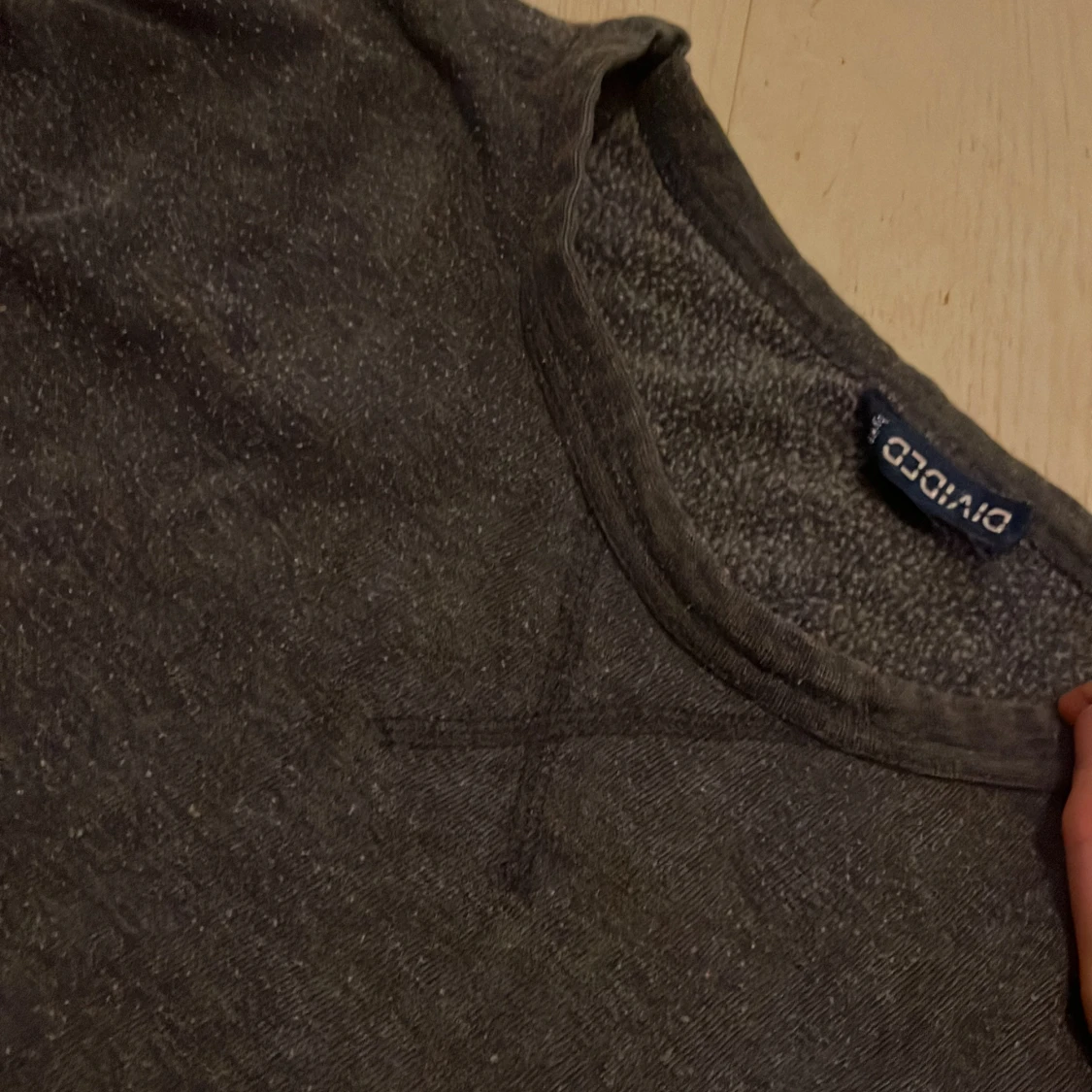 Mörkgrå croppad tröja från Divided - 1