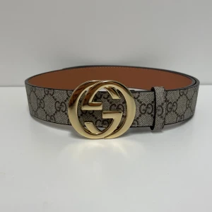 Gucci Bälte - Hejsan, säljer ett helt nytt bälte aldrig tidigare använd. Storlek 110cm. Postar alltid inom 24h efter köpet. Skriv gärna om du har fler frågor.