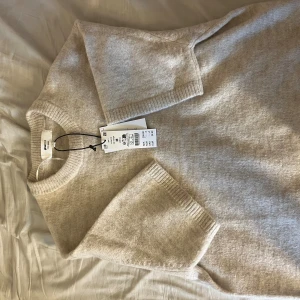 Beige stickad tröja från Gina tricot - Säljer en beige stickad tröja från Gina tricot i storlek M. Super skön på och perfekt nu till hösten💞 aldrig andvänd . Ny pris 300kr