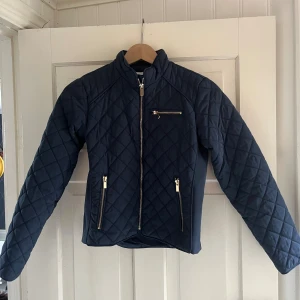 Höst/vår jacka  - En vår/höst jacka för barn i storlek 146/152. Den är hel, ren och i bra skick. 