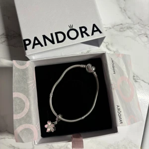 Pandora armband+Berlock - Pandora moments armband, storlek 19cm , i nyskick! 💗postar samma dag som de köps.