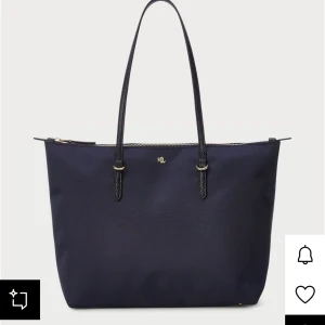 Mörkvlå Ralph lauren väska! - Äkta Ralph lauren väska, nypris 1695 kr💓 den är i storlek M skulle säga en perfekt storlek att ha som en väska till skolan då den för plats med dator och idrottkläder men inte är alldeles för stor 😽 en liten del på dragkedjan (typ den lilla delen som man ska dra i) har lossnat, men dragkedjan funkar fortfarande jättebra och det går att sätta på en ny ifall man vill det 😽💓🫶🏾 