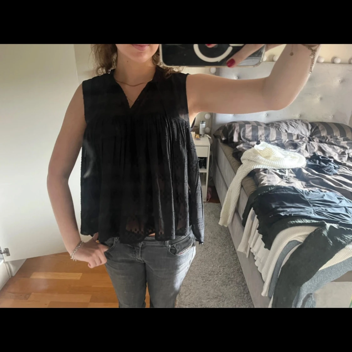 Svart ärmlös blus med prickigt mönster - 1