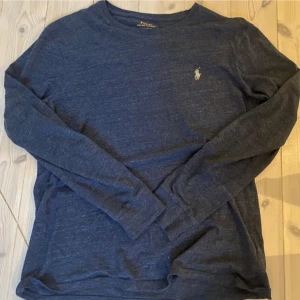 Ralph Lauren Sweater - Säljer denna riktigt feta Ralph Lauren sweatern i marinblå! Tröjan har inga defekter och är i mycket bra skick. Den är storlek M. Tveka inte på att höra av er vid funderingar!