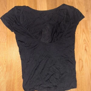 Svart och vit kortärmad topp - Två enkla och stilrena toppar i svart och vitt, båda med korta ärmar men öppen rygg. 