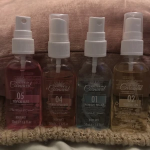 Fyra Amour de Carnaval body mists - Set med fyra body mists: Tropical Bliss, Perfect Paradise, Midnight Passion och Golden Sun. Varje flaska innehåller 50 ml. Alla är testade och vissa mer använda än andra (se bild). Två saknar kork