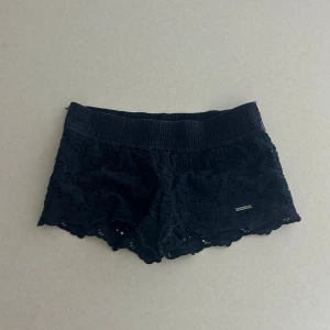 Abercrombie & fitch lågmidjade spetsshorts  - Ett par spetsshorts från Abercrombie & fitch i storlek S. Rakt över midjemått: ca 34cm. Jag fraktar inom 24h. Se liknande plagg i min profil!