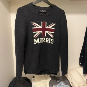 Stickad Morris tröja - Snygg morriströja. Använt skick men fortfarande väldigt fräsch. Storlek M.