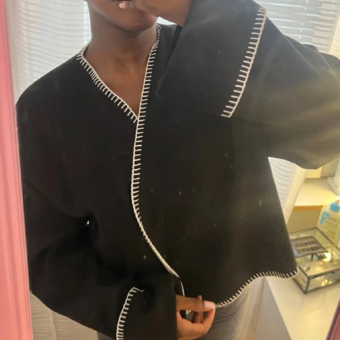 Svart omlottkofta med vita sömmar - 2