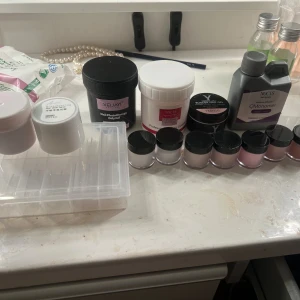 Nagelkit med akrylpulver och gel - Stort nagelkit med 9 burkar akrylpulver i rosa, nude, vitt och persikotoner samt 2 builder gel, 2 gel lack och akrylvätska. Inkluderar även tippar. Pris kan diskuteras🩷