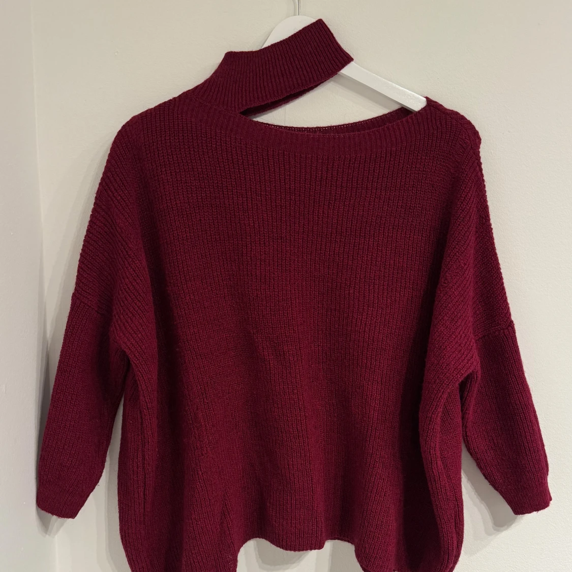 Vinröd stickad tröja med hög krage