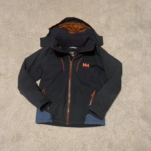 Helly Hansen Jacka - Säljer en HH jacka så den ej används, storlek 164/xs passar dig även runt 170. Några få märken men inget som syns, hör av dig vid fundering!