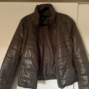 Jacka - Cool färg på jackan - grön/brun. Storlek s men sitter som xs 