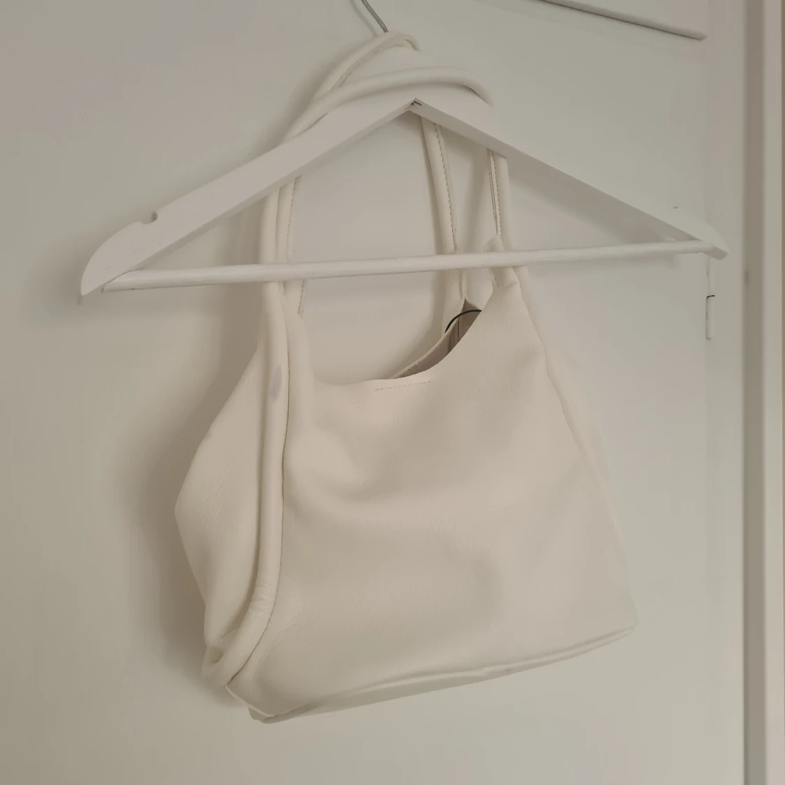 Vit axelväska från Mohito Accessories - 2