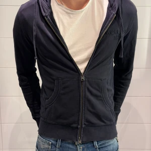 Woolrich zip up - Woolrich zip up! Riktigt trendig. Skick: 8/10 Ny pris= 5000 kr Sälj för 1300 kr!