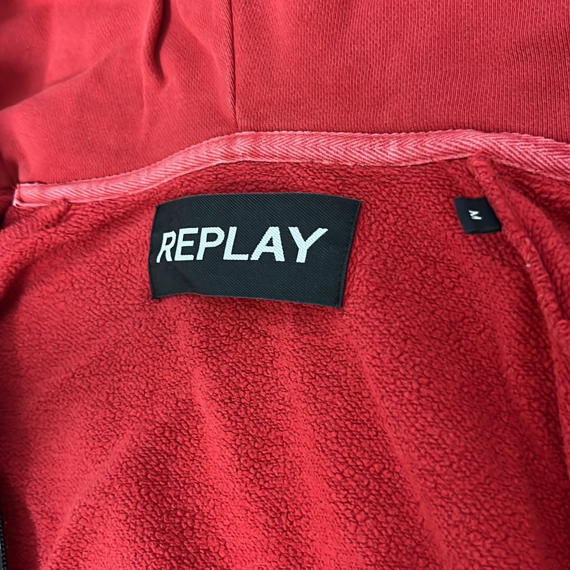 Röd hoodie från Replay med huva - 1