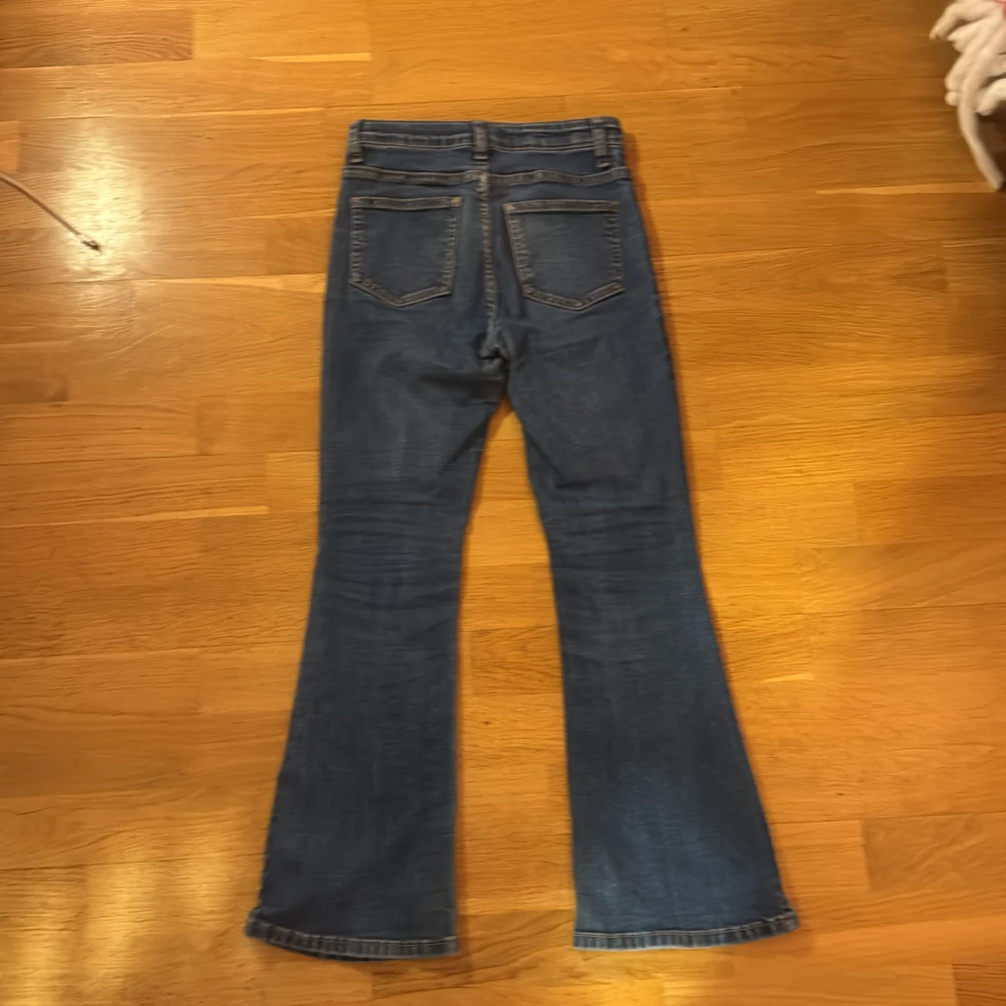 Blå  jeans med knappar - 1